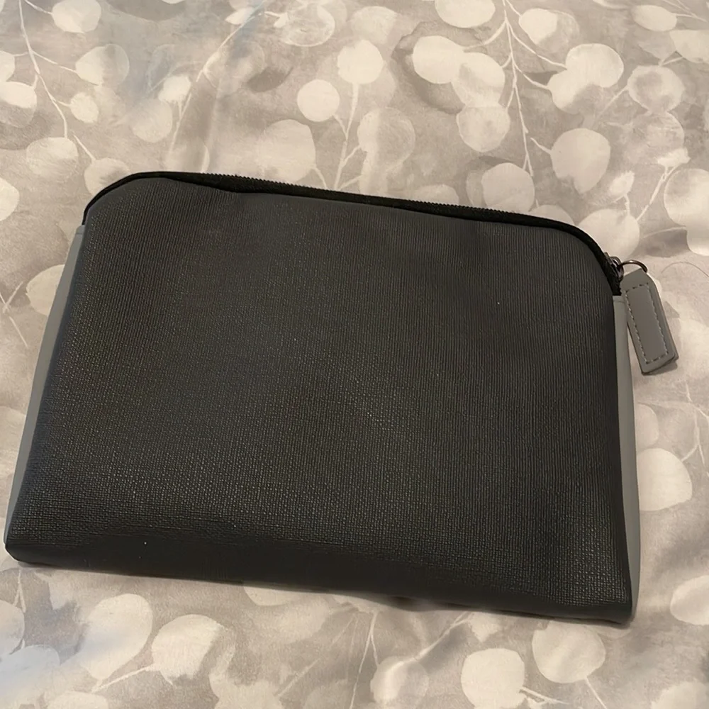 Tumi Grey Nylon Zippered Toiletry Bag. NEW.